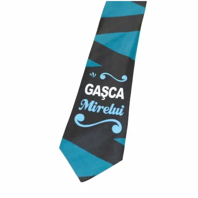 Gasca mirelui, cravata cu mesaj